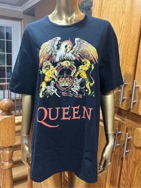 Que Black Queen Crest Graphic Tee with Multicolor Crest